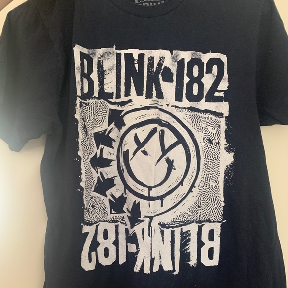 Tops - Blink 182 band T